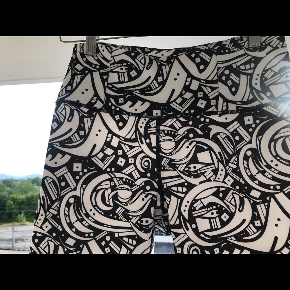 Manduka b&w patterned yoga pants